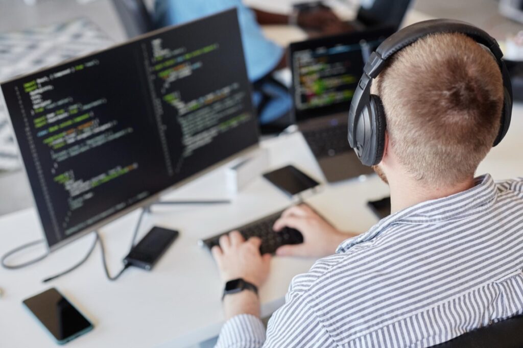 Współczesny rynek pracy, zwłaszcza w branży technologicznej, charakteryzuje się dynamicznym rozwojem i ciągłymi zmianami